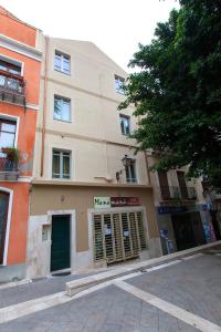 ein Gebäude an der Straßenseite in der Unterkunft Maison Savoia B&b Apartment in Cagliari