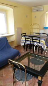Habitación con sillas, mesa y sofá en Apartment Pomirenja, en Korčula