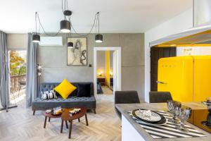 een woonkamer met een bank en een tafel bij Castle Holiday Apartments in Limassol