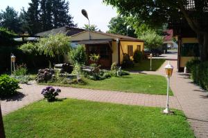 un giardino con una casa e un marciapiede in mattoni di Pension zum Holzpantoffelmacher a Burg Altre 182 foto