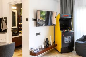 Habitación con consola de videojuegos y TV. en Castle Holiday Apartments en Limassol
