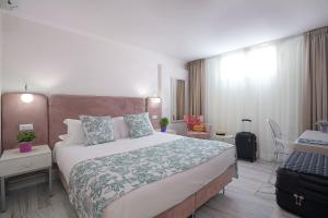 Postel nebo postele na pokoji v ubytování Rome Airport Inn