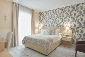 Postel nebo postele na pokoji v ubytování Rome Airport Inn