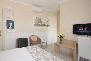TV a/nebo společenská místnost v ubytování Rome Airport Inn