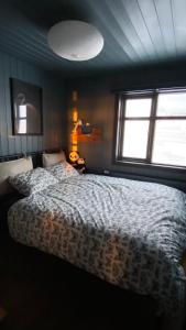 ein Schlafzimmer mit einem großen Bett und zwei Fenstern in der Unterkunft Marbakki Luxury Ocean Retreat in Budhir