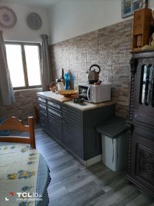 una cocina con encimera y microondas. en Casa Sol en Carrapateira