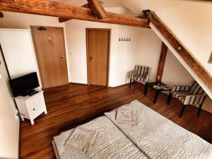 Posteľ alebo postele v izbe v ubytovaní Hotel Pod Kokšínem