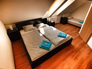 Posteľ alebo postele v izbe v ubytovaní Hotel Pod Kokšínem