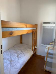Poschodová posteľ alebo postele v izbe v ubytovaní Plein Sud By Bellavista - 400 m de la plage - terrasse - parking