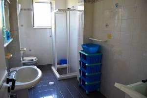 A bathroom at NaturAmare Apartments Palinuro