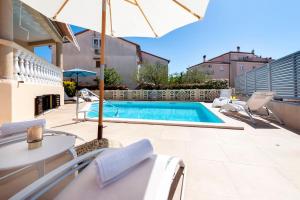 Der Swimmingpool an oder in der Nähe von Villa Allegria
