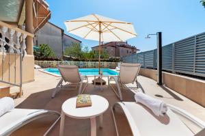 Der Swimmingpool an oder in der Nähe von Villa Allegria