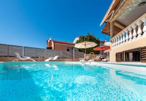 Der Swimmingpool an oder in der Nähe von Villa Allegria
