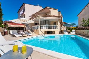 Der Swimmingpool an oder in der Nähe von Villa Allegria