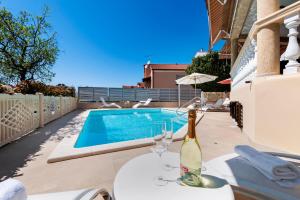 Der Swimmingpool an oder in der Nähe von Villa Allegria