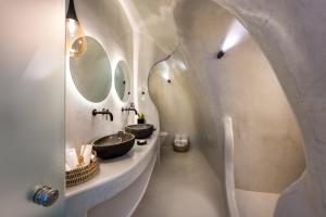 Koupelna v ubytování Deep in cave suites + 29 fotografií
