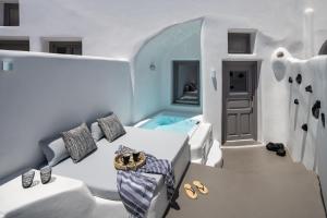 Ένα ή περισσότερα κρεβάτια σε δωμάτιο στο Deep in cave suites