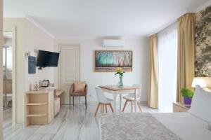 TV a/nebo společenská místnost v ubytování Rome Airport Inn