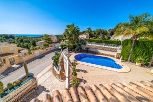een luchtzicht op een huis met een zwembad bij El Sol - luxury villa with private pool in Benissa in Teulada
