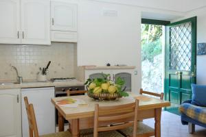 eine Küche mit einem Tisch und einer Obstschale darauf in der Unterkunft Casa Ortensia in Minori