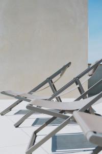 una silla sobre una mesa de cristal en Hotel Palau Macelli, en Castelló d'Empúries