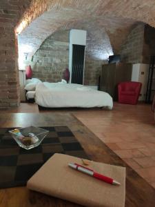 um quarto com duas camas e uma caneta sobre uma mesa em Casa Cavaliere em Perugia