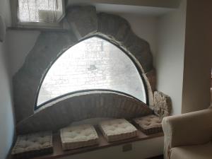 an arched window in a room with two seats at Casa Cavaliere in Perugia