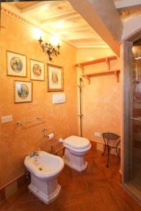 een badkamer met een toilet en een wastafel bij Spagna5 in Pienza