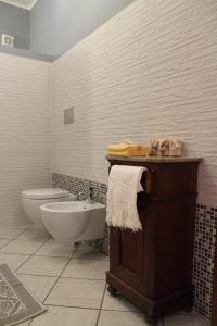 y baño con bañera, aseo y lavamanos. en B&B Piazza Municipio, en San Vito