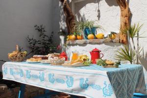 uma mesa azul e branca com comida em B&B Piazza Municipio em San Vito