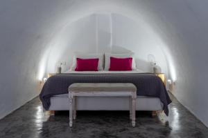 Afbeelding uit fotogalerij van Akron Cliff Suite in Fira