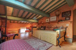 a bedroom with a bed in a room with orange walls at Spagna5 in Pienza