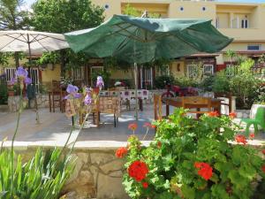Restoran atau tempat lain untuk makan di Villa Costas - Popi