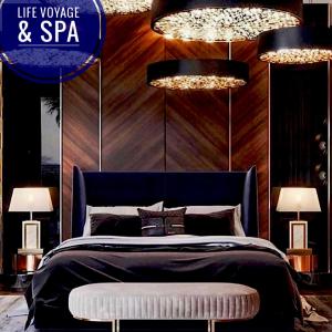 sypialnia z dużym łóżkiem i 2 lampami w obiekcie LIFE VOYAGE & SPA by Life Renaissance w Strasburgu