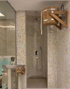 una ducha en un baño con puerta de cristal en Casa di Stefano apartment & SPA, en Zlatibor