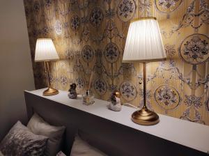 Dos lámparas encima de un estante en una habitación. en Casa di Stefano apartment & SPA, en Zlatibor