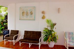 una stanza con due sedie e una foto sul muro di Hotel y Suites Corita a Bucerías