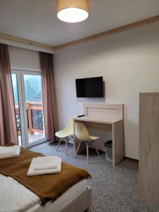 Televízia a/alebo spoločenská miestnosť v ubytovaní Karolowy pokoje&apartamenty