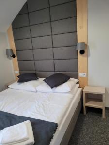 Posteľ alebo postele v izbe v ubytovaní Karolowy pokoje&apartamenty