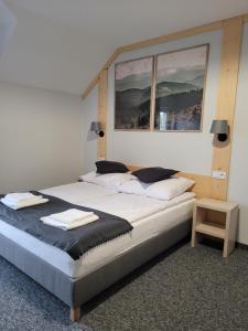 Кровать или кровати в номере Karolowy pokoje&apartamenty