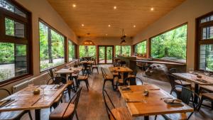 Restoran atau tempat lain untuk makan di Rakau Lodge