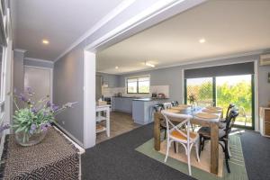 金逹拜恩的住宿－East Jindabyne- Cavallino 4 bedroom home，用餐室以及带桌椅的厨房。