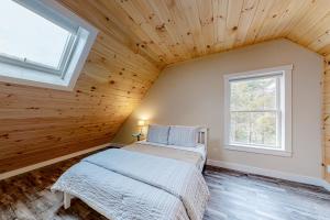 Katil atau katil-katil dalam bilik di Creek Cottage