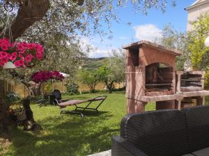 a garden with a pizza oven in a yard at Lory in Elice