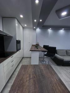 een woonkamer met een tafel en een bank bij Apartment Carpe Diem in Koper