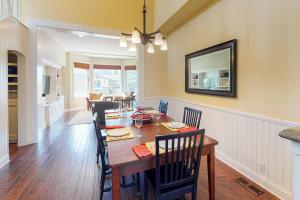 Posezení v ubytování Sycamore Beach Retreat Fantastic Family House 1/2 Block From Beach w/Private W/D, WiFi, Central AC