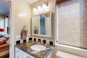 Fotografie z fotogalerie ubytování Sycamore Beach Retreat Fantastic Family House 1/2 Block From Beach w/Private W/D, WiFi, Central AC v destinaci Carlsbad + 15 fotografií