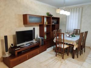 A television and/or entertainment centre at Apartamento Bolnuevo (Mazarrón)