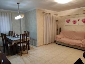 um quarto com uma mesa, uma cama e uma sala de jantar em Apartamento Bolnuevo (Mazarrón) em Bolnuevo
