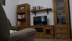 Televízia a/alebo spoločenská miestnosť v ubytovaní EL ALFOLI. CASA RURAL CERCA DEL MAR